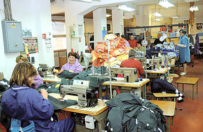 Slabiji ekonomski položaj žena odraz je i njihove masovne zaposlenosti u trgovačkim lancima ili tekstilnoj industrij