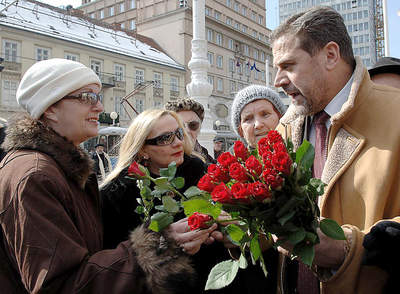 Milan Bandić s ružama za Dan žen
