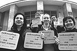 Podloge za miševe u rukama aktivistica ispred zgrade Druge gimnazije u Zagrebu/Sandra ŠIMUNOVIĆ